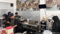 Sebelum memesan makanan, biasanya pegawai akan menginformasikan pengunjung bahwa mereka harus menunggu makanannya sekitar 30 menit. Foto: detikFood