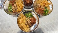 Untuk menunya ada tiga pilihan, yaitu Bakmi Ayam Darmono Otentik, Bakmi Ayam Yamin Manis Gurih dan Bakmi Karet Pedas. Foto: detikFood