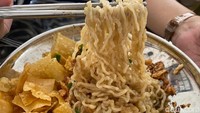 Menu yang paling banyak dipesan ada Bakmi Ayam Darmono Otentik (Rp 20.000). Menggunakan mie karet yang teksturnya tak terlalu tebal, rasanya enak gurih. Foto: detikFood