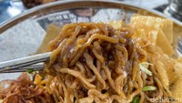 Dengan tingkat kematangan mie keriting yang pas, berpadu dengan rasa manis gurih dari kecap manis dan minyak bawang putih yang bikin nagih. Foto: detikFood