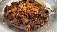 Jangan lupa pesan juga topping andalannya ada Daging Tetelan Special Lada Hitam (Rp 20.000).  Foto: detikFood