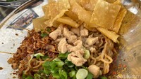 Terakhir ada menu pamungkas di Bakmie Darmono. Namanya Bakmi Karet Pedas (Rp 20.000), bumbu utamanya menggunakan sambal. Foto: detikFood