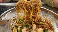 Sambalnya sedikit berminyak seperti chili oil, rasa pedasnya cukup menyengat tapi dengan skala pedas yang masih bisa dinikmati.  Foto: detikFood