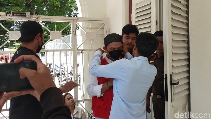 Suami Fenny Frans, Mustadir Dg Sila telah menjalani sidang dakwaan atas kasus skincare yang mengandung bahan berbahaya di Pengadilan Negeri (PN) Makassar, Sulawesi Selatan (Sulsel).