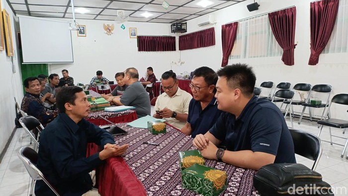 Musyawarah ketiga warga terdampak Tol Jogja-Solo-YIA seksi 3 ruas Jogja-YIA di Kantor Kalurahan Banyuraden, Gamping, Sleman, Jumat (28/2/2025).