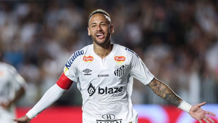 SANTOS, BRAZIL - FEBRUARY 19:Neymar of Santos celebrates the second goal of his team scored by Tiquinho Soares during a Campeonato Paulista 2025 match between Santos and Noroeste at Urbano Caldeira Stadium (Vila Belmiro) on February 19, 2025 in Santos, Brazil. (Photo by Alexandre Schneider/Getty Images)