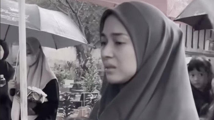 Nina Zatulini di pemakaman ayah.