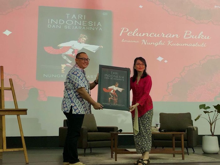 Nungki Kusumastuti meluncurkan buku Tari dan Sejarahnya Nungki Kusumastuti meluncurkan buku Tari dan Sejarahnya di Auditorium IKJ, Jakarta Pusat, pada Kamis (27/2/2025).
