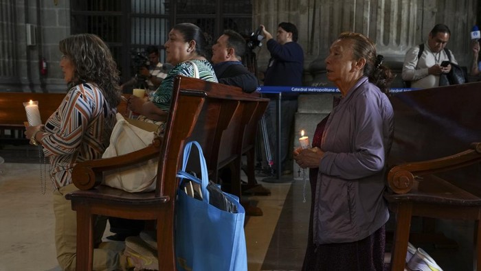 Parishioners pray for the health of Pope Francis at the Metropolitan Cathedral in Mexico City, Thursday, Feb. 27, 2025. (AP Photo/Marco Ugarte)