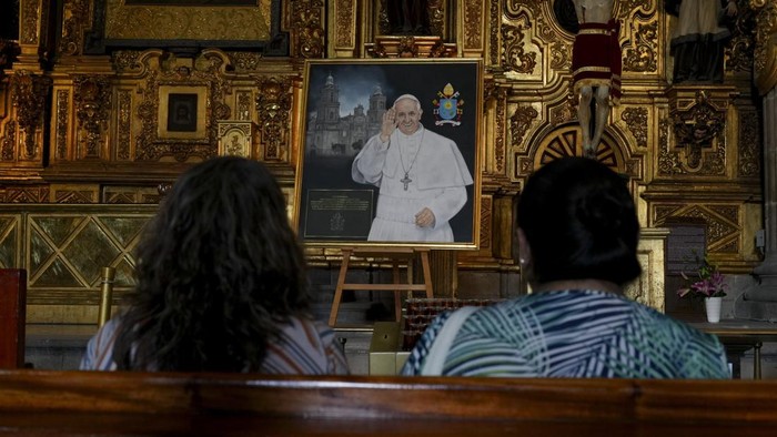 Nyala Lilin untuk Doakan Kesembuhan Paus Fransiskus di Meksiko Parishioners pray for the health of Pope Francis at the Metropolitan Cathedral in Mexico City, Thursday, Feb. 27, 2025. (AP Photo/Marco Ugarte)