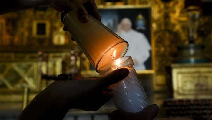 Parishioners pray for the health of Pope Francis at the Metropolitan Cathedral in Mexico City, Thursday, Feb. 27, 2025. (AP Photo/Marco Ugarte)