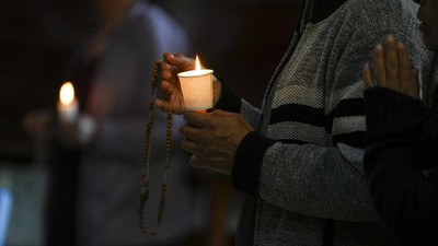 Nyalakan Lilin, Warga Meksiko Doakan Kesembuhan Paus Fransiskus