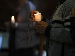 Nyalakan Lilin, Warga Meksiko Doakan Kesembuhan Paus Fransiskus