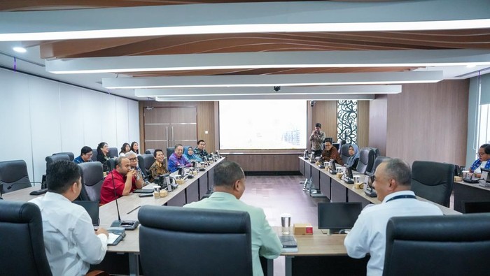 Otorita Ibu Kota Nusantara (IKN) menyerahkan Sertifikat Hak Atas Tanah (SHAT) kepada empat pelaku usaha pelopor.