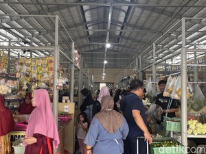 Pasar di Surabaya Ramai Jelang Ramadan Meski Harga Sembako Naik