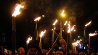Warga membawa obor saat mengikuti pawai di Jalan Ahmad Yani, Pontianak, Kalimantan Barat, Kamis (27/2/2025).