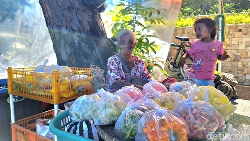 Pedagang bunga ziarah di kawasan Makam Mataram, Jalan WR Supratman, Jumat (28/2/2025).