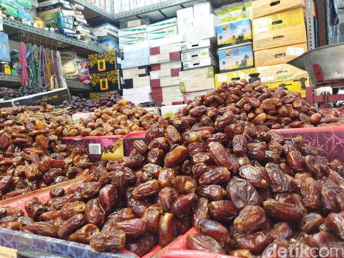 Pedagang kurma hingga peci di Pasar Jatinegara, Jakarta Timur, mulai ramai pembeli jelang Ramadan 2025. (Kurniawan/detikcom).