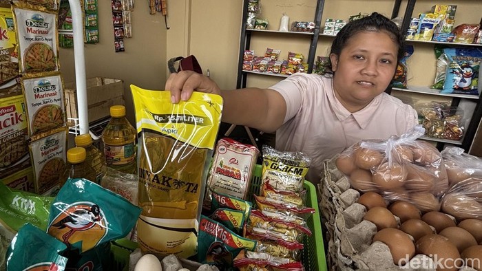 Pedagang Minyakita di Pasar Surabaya