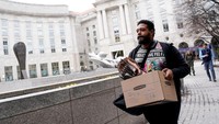 Pekerja Badan Pembangunan Internasional AS (USAID) diizinkan untuk kembali sebentar ke kantor pusat di Washington pada hari Kamis (27/2) untuk mengambil barang-barang pribadi mereka dan membersihkan meja mereka, sehari setelah pemerintahan Presiden Donald Trump mengatakan akan memangkas lebih dari 90% kontrak bantuan badan tersebut.