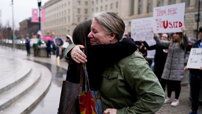 Volunteers drop off boxes for laid-off employees, which they can use to pack their belongings, after laid-off USAID workers cleared out their desks and collected personal belongings, during a sendoff in Washington, D.C., U.S., February 27, 2025. REUTERS/Nathan Howard