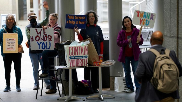 Volunteers drop off boxes for laid-off employees, which they can use to pack their belongings, after laid-off USAID workers cleared out their desks and collected personal belongings, during a sendoff in Washington, D.C., U.S., February 27, 2025. REUTERS/Nathan Howard