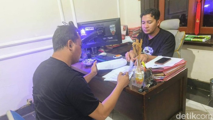 Pelaku pemerasan saat diperiksa di Polres Bondowoso