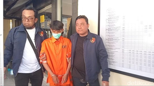 RW, pelaku pemerkosaan terhadap siswi SMP ditahan di Mapolsek Denpasar Utara, Kamis (27/2/2025).