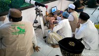Namun karena langit tertutup mendung hingga turun hujan, hilal tak terlihat di Bukit Condrodipo.
