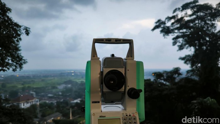 Pemantauan hilal di bukit condrodipo gresik Pemantauan hilal di bukit condrodipo gresik