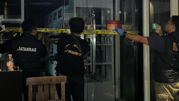 Pemasangan garis polisi di Mansion Executive Karaoke, Kota Semarang, yang diduga sediakan tari striptis, Jumat (28/2/2025) dini hari.
