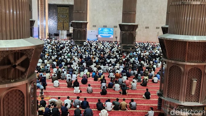 Pemerintah telah menetapkan 1 Ramadan 1446 H jatuh pada Sabtu, 1 Maret 2025. Warga yang hendak melaksanakan tarawih di Masjid Istiqlal sudah mulai berdatangan. (Adrial/detikcom).