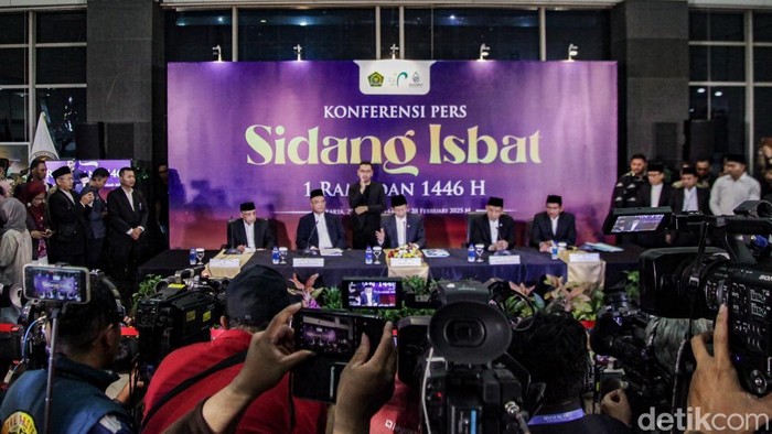 Pemerintah menetapkan 1 Ramadan 1446 H jatuh pada Sabtu, 1 Maret 2025. Penetapan awal Ramadan ini diputuskan dalam sidang isbat yang digelar Kementerian Agama (Kemenag).