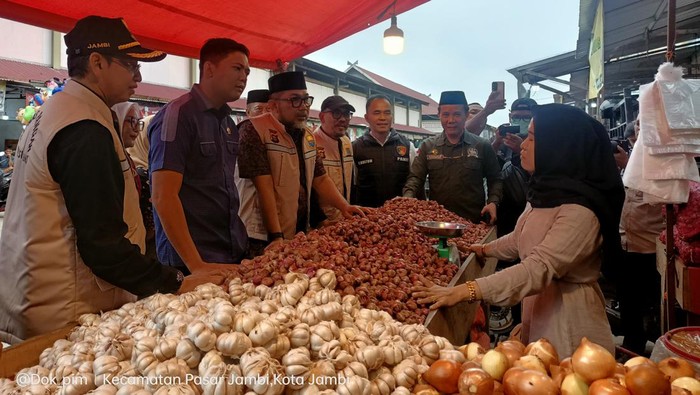 Pemprov Jambi mengecek harga pangan di pasar tradisional menjelang Ramadan.