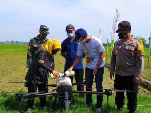 Pupuk Indonesia Ajak Petani Lamongan Memupuk Gunakan Drone