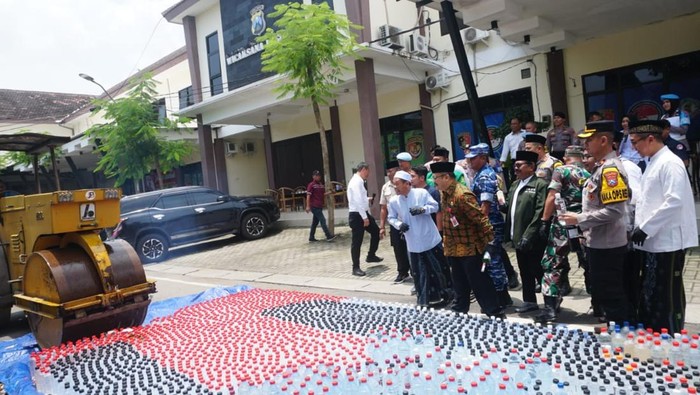 Pemusnahan miras di Polres Jombang dengan alat berat