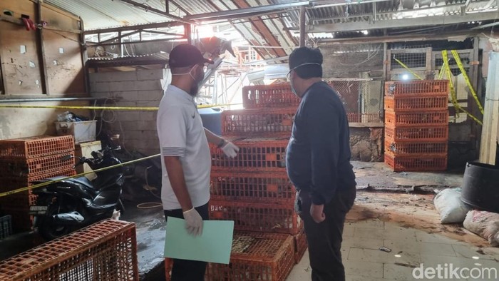 Penampakan tempat pemotongan ayam yang menggelonggong ayam di Pasar Kebayoran Lama, Jakarta Selatan.