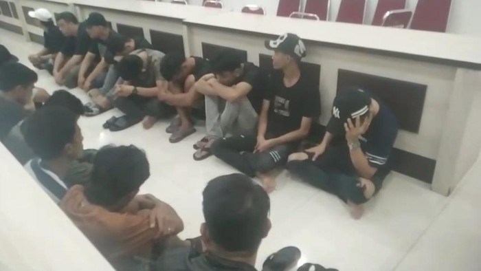 Pengunjung tempat hiburan malam yang dijaring polisi.