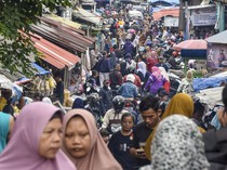 Penuh Sesak Pengunjung Pasar di Awal Ramadan