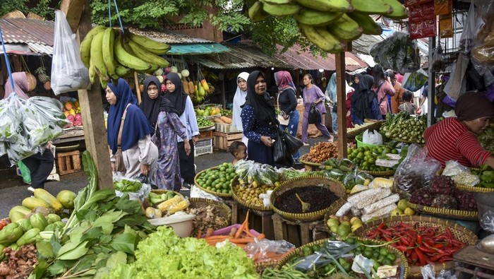 Pengujung memadati pasar tradisional di Kabupaten Ciamis, Jawa Barat, Jumat (28/2/2025). Jelang Ramadan pengunjung yang berbelanja berbagai kebutuhan untuk menyambut bulan puasa 1446 H meningkat dibanding hari biasanya. ANTARA FOTO/Adeng Bustomi/Spt.