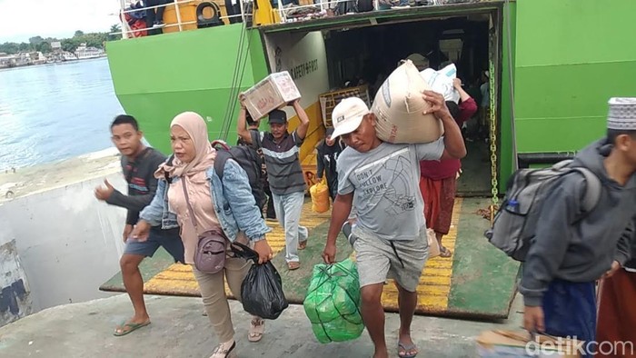 Penumpang turun dari Kapal Sumekar 3 di Pelabuhan Kalianget.