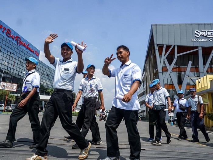 Buruh berjalan keluar dari Pabrik Sri Rejeki Isman Tbk (Sritex) di Sukoharjo, Jawa Tengah, Jumat (28/2/2025). Pabrik tekstil Sritex yang dinyatakan pailit dalam putusan Pengadilan Negeri (PN) Niaga Semarang akan menghentikan seluruh operasionalnya pada 1 Maret 2025. ANTARA FOTO/Mohammad Ayudha/Spt.