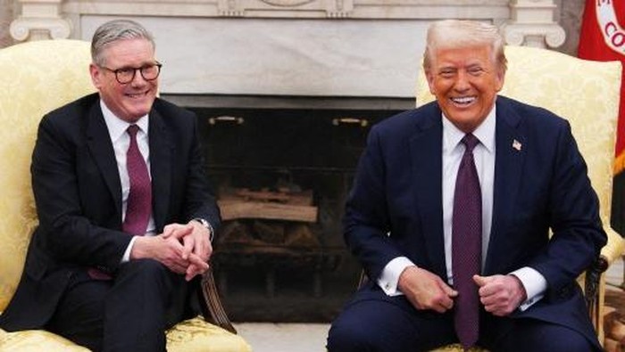 WASHINGTON, DC - FEBRUARY 27: (L-R) UK Prime Minister Sir Keir Starmer meets with U.S. President Donald Trump, during a bilateral meeting in the Oval Office at the White House on February 27, 2025 in Washington, DC. British Prime Minister Keir Starmer is on his first visit to Washington since US President Donald Trump returned to the White House. Starmers trip comes shortly after he announced an increase in UK defence spending, ostensibly as a signal to Trump that the UK is prepared to bolster Europes security, and as he aims to broker a fair peace deal for Ukraine amid Trumps warming relations with Russia.   Carl Court - Pool/Getty Images/AFP (Photo by CARL COURT / GETTY IMAGES NORTH AMERICA / Getty Images via AFP)