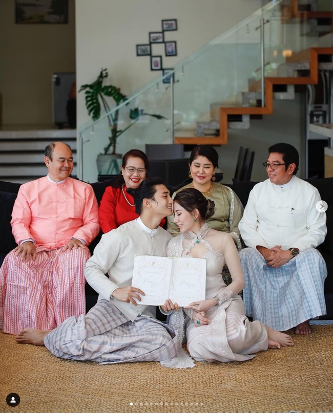 Ada juha momen Paing Takhon dan istrinya Linn Mya Phu, foto bersama orang tua mereka. Foto: Instagram