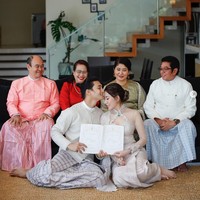 Ada juha momen Paing Takhon dan istrinya Linn Mya Phu, foto bersama orang tua mereka. Foto: Instagram