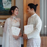 Paing Takhon dan Linn Mya Phu tampil serasi dalam balutan busana putih di hari pernikahan mereka. Paing dan istrinya sama-sama mengenakan sarung khas Myanmar Longyi. Foto: Instagram