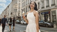 Di Paris, Anya jalan-jalan pakai dress putih yang cantik. Tampak senada dengan es krim cone vanilla di tangannya. Foto: Instagam anyageraldine