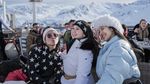 Pose Cantik Anya Geraldine Saat Jajan Es Krim di Seoul dan Paris