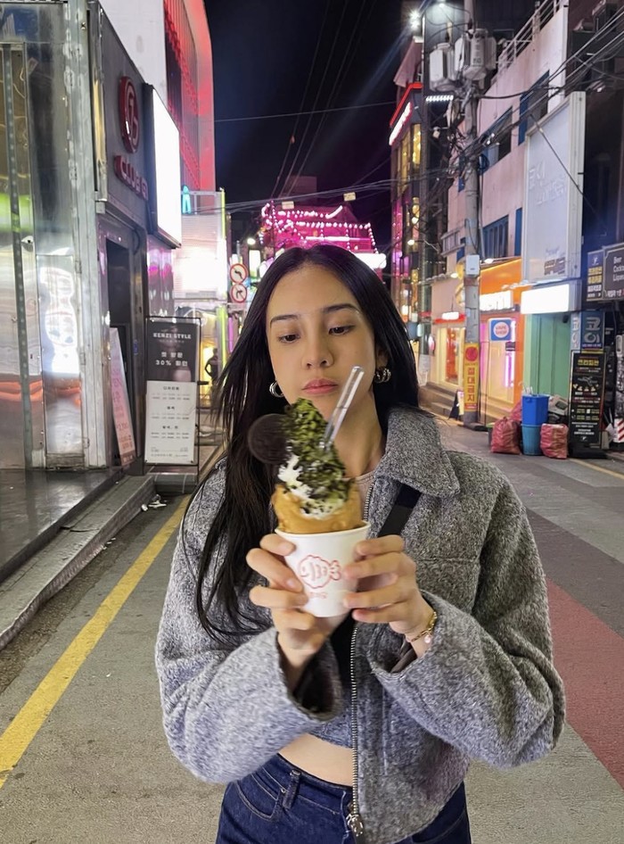 Pesona Cantik Anya Geraldine Saat Jajan Es Krim di Seoul hingga Paris