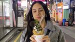 Pose Cantik Anya Geraldine Saat Jajan Es Krim di Seoul dan Paris